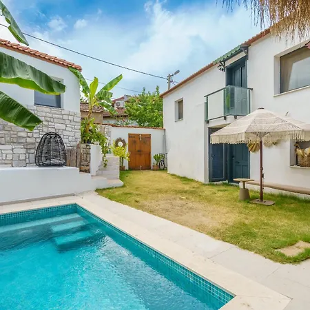 Villa Koey Icinde Zevkle Doesenmis Oezel Havuzlu Lueks Tas Kusadası